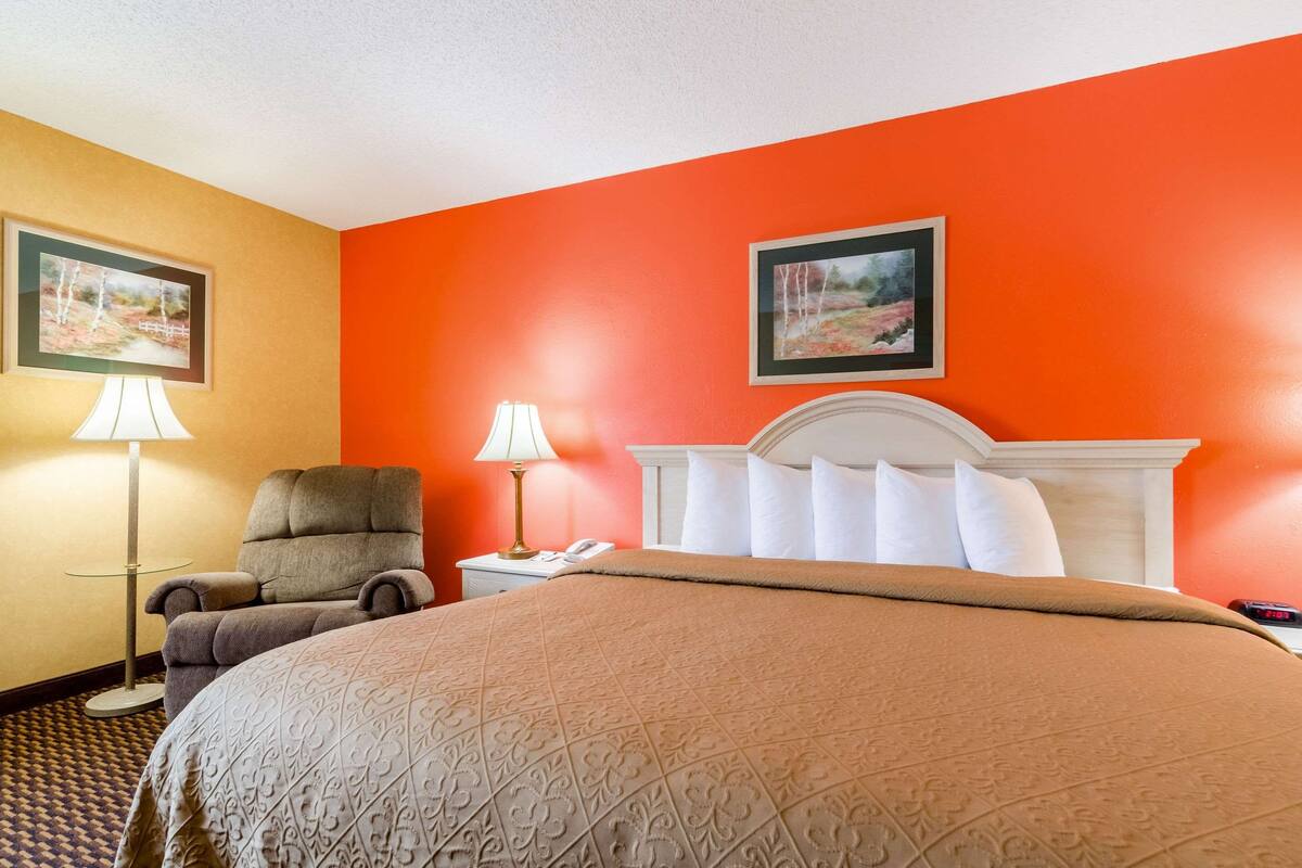 Standard Room, 1 King Bed, Non Smoking | Egyptian cotton sheets, premium bedding, Select Comfort beds, desk