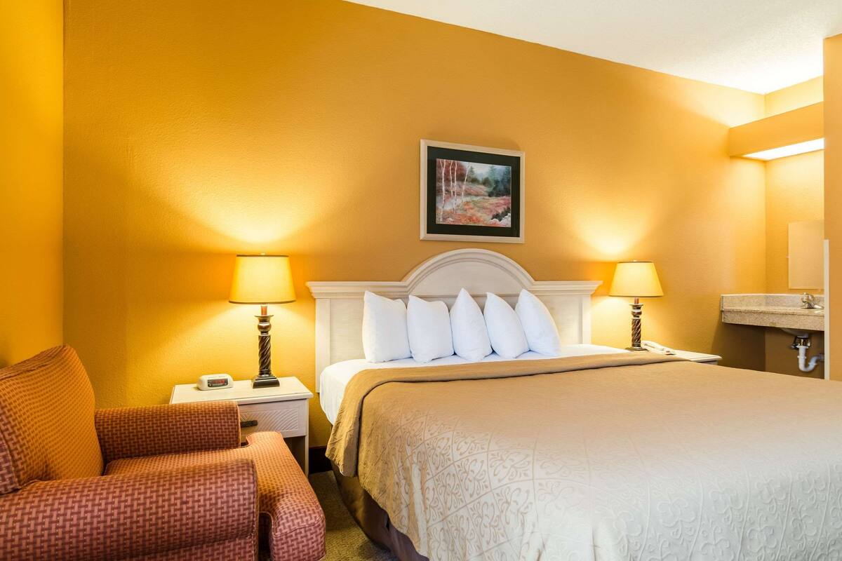 Room, 1 Queen Bed, Accessible, Non Smoking | Egyptian cotton sheets, premium bedding, Select Comfort beds, desk