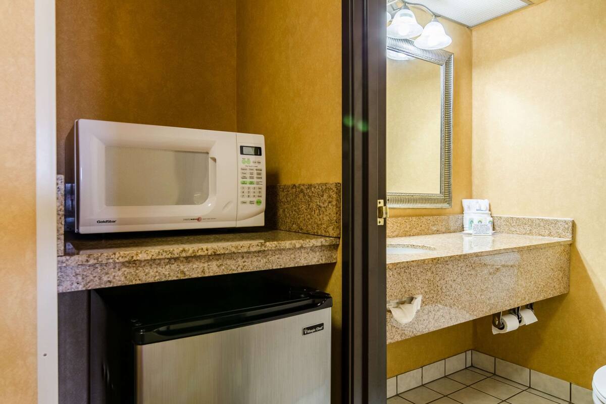 Suite, 1 King Bed, Non Smoking | Egyptian cotton sheets, premium bedding, Select Comfort beds, desk