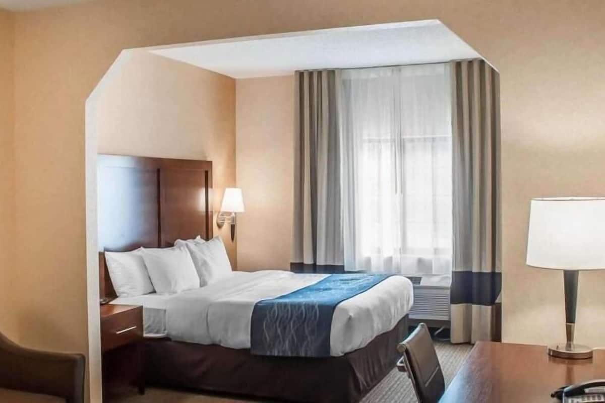 Zimmersafe, Schreibtisch, Verdunkelungsvorhänge, Bügeleisen/Bügelbrett