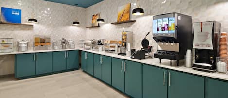 Una cafetería moderna con mostrador, máquinas de café y una pantalla de menú.