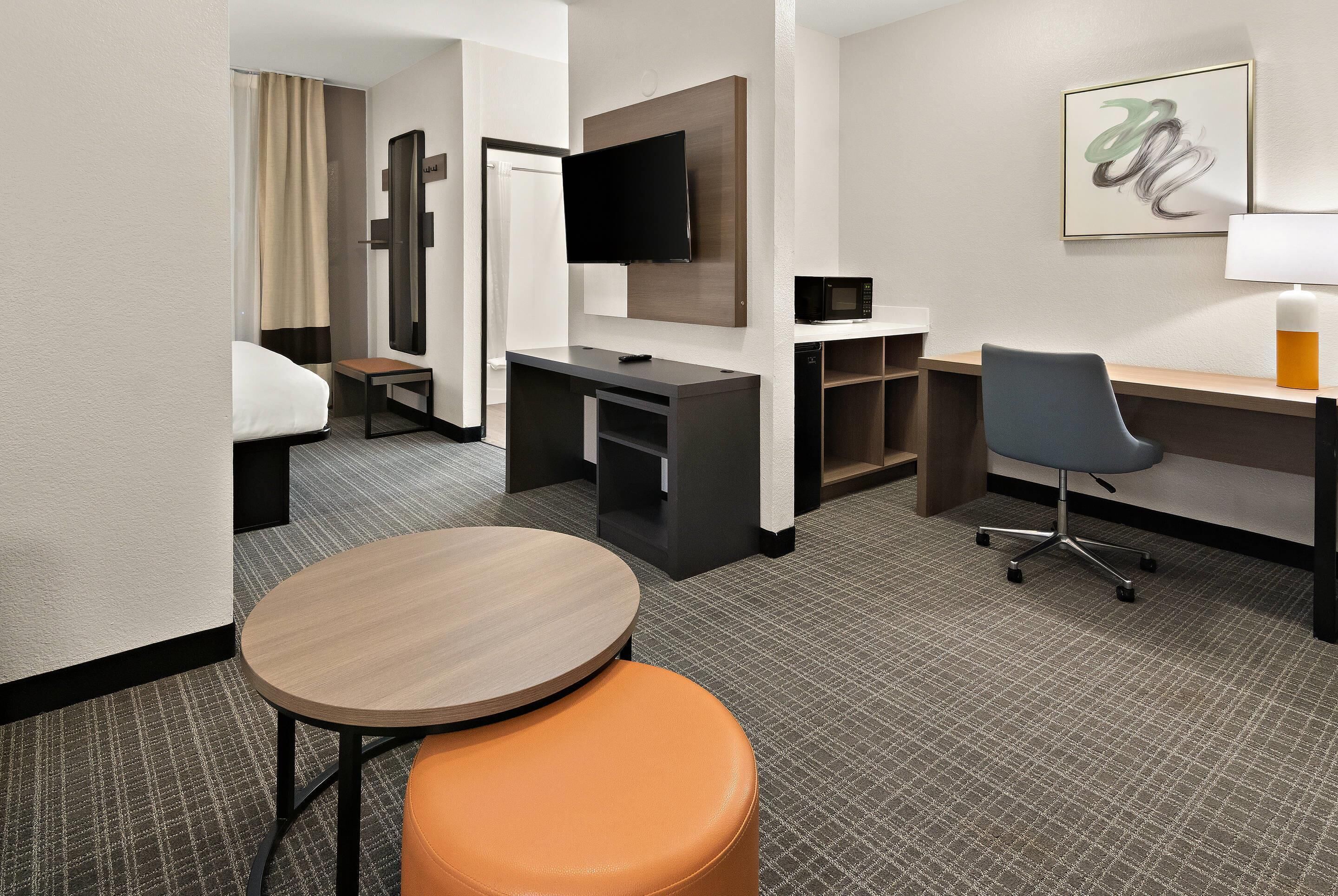 1 Bed King Suite Non Smoking | Premium bedding, memory foam beds, desk, laptop workspace