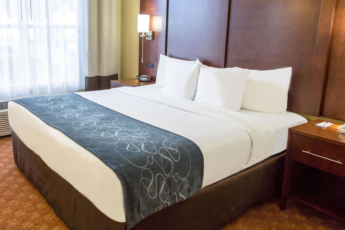 Bộ đồ giường cao cấp, nệm cao su hoạt tính (memory foam), bàn 
