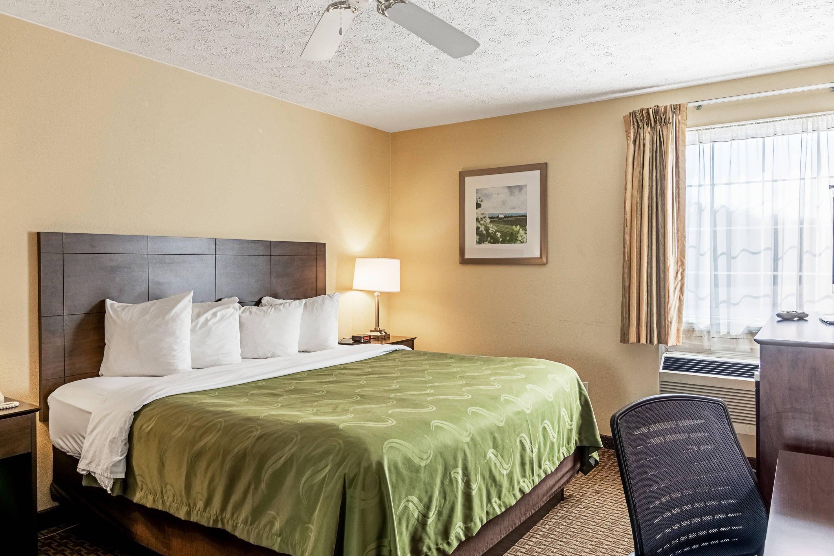 Een bureau, verduisterende gordijnen, een strijkplank/strijkijzer