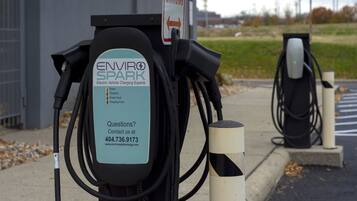Estación de carga para vehículos eléctricos con un letrero que indica que es para carga móvil.
