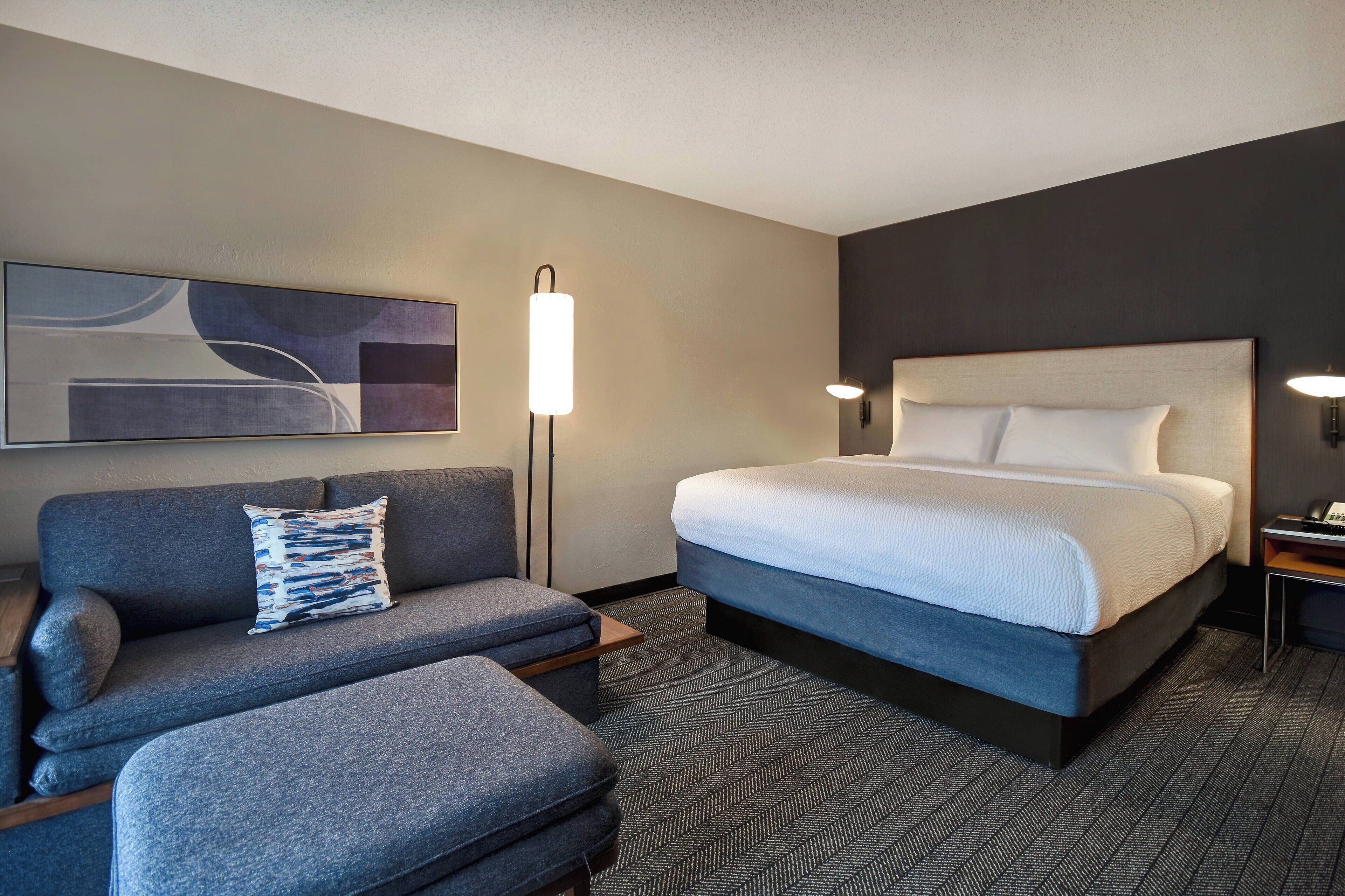 Dundyner, skrivebord, skrivebord for bærbar PC og blendingsgardiner