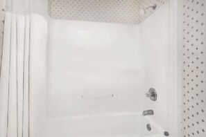 Combined shower/tub, free toiletries, hair dryer, towels - Gray Inn and Suites (Gray)