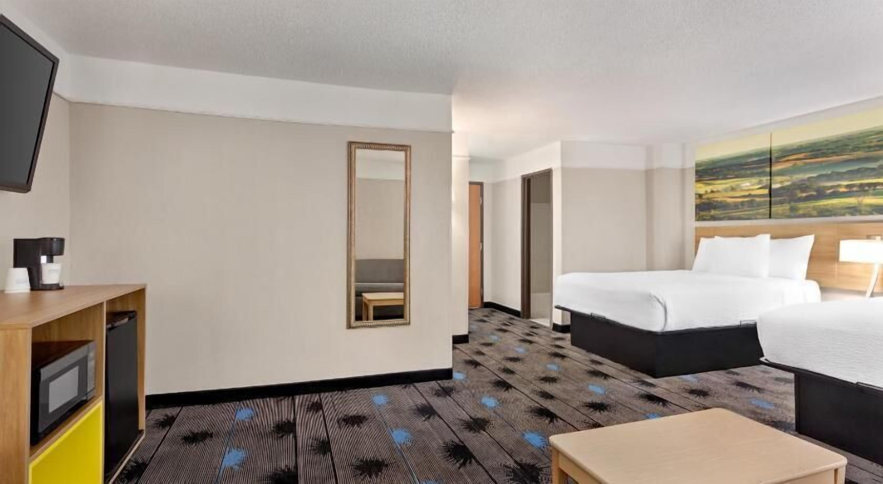 6 bedrooms, pillow-top beds, desk, blackout curtains