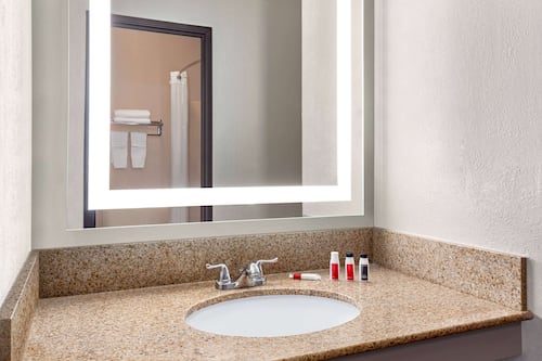 Suite, 2 camas Queen size, para no fumadores | Baño | Tina profunda, amenidades de baño gratuitas, secadora de cabello