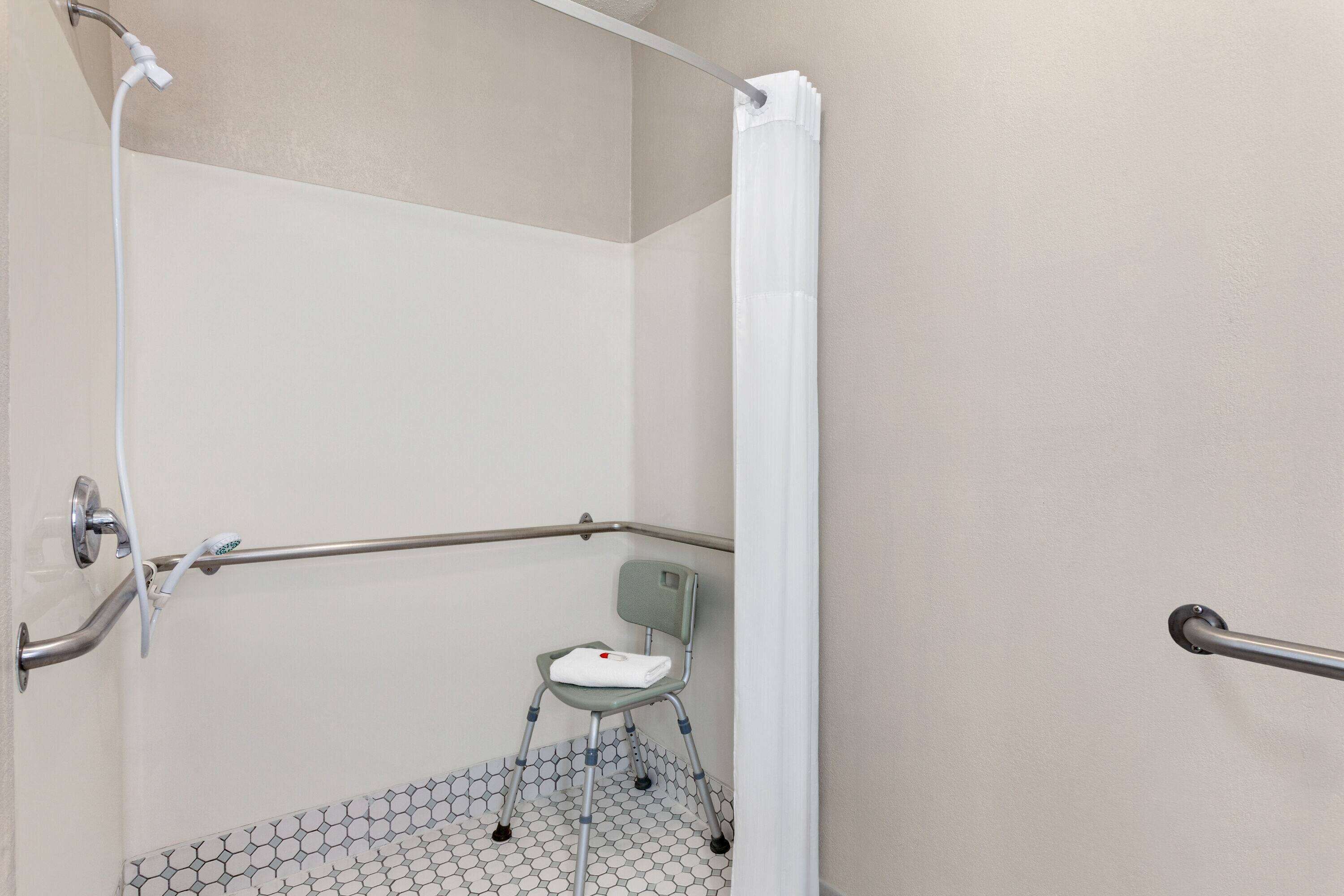 standard room, 1 king bed, accessible | bathroom | deep-soaking bathtub, free toiletries, hair dryer, towels