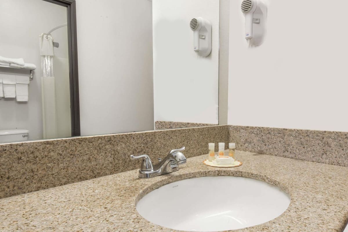 Badezimmer | Komfortbadewanne, kostenlose Toilettenartikel, Haartrockner, Handtücher