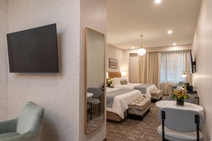 Deluxe Junior Suite, 2 King Beds (Renovated) | 고급 침구, 필로우탑 침대, 객실 내 금고, 책상