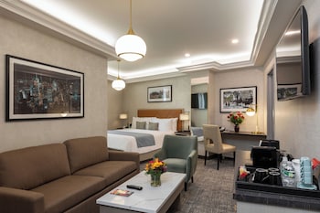 Deluxe Junior Suite, 1 King Bed | Premium bedding, pillowtop beds, in-room safe, desk at Broadway Plaza Hotel