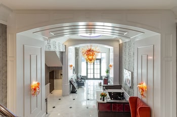 Hotel entrance and lobby at Broadway Plaza Hotel