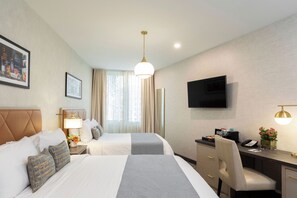 Deluxe Room, 2 Queen Beds | 욕실 | 고급 세면용품, 헤어드라이어, 목욕가운, 슬리퍼