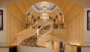 2 間餐廳，供應早餐、午餐和晚餐，中式料理