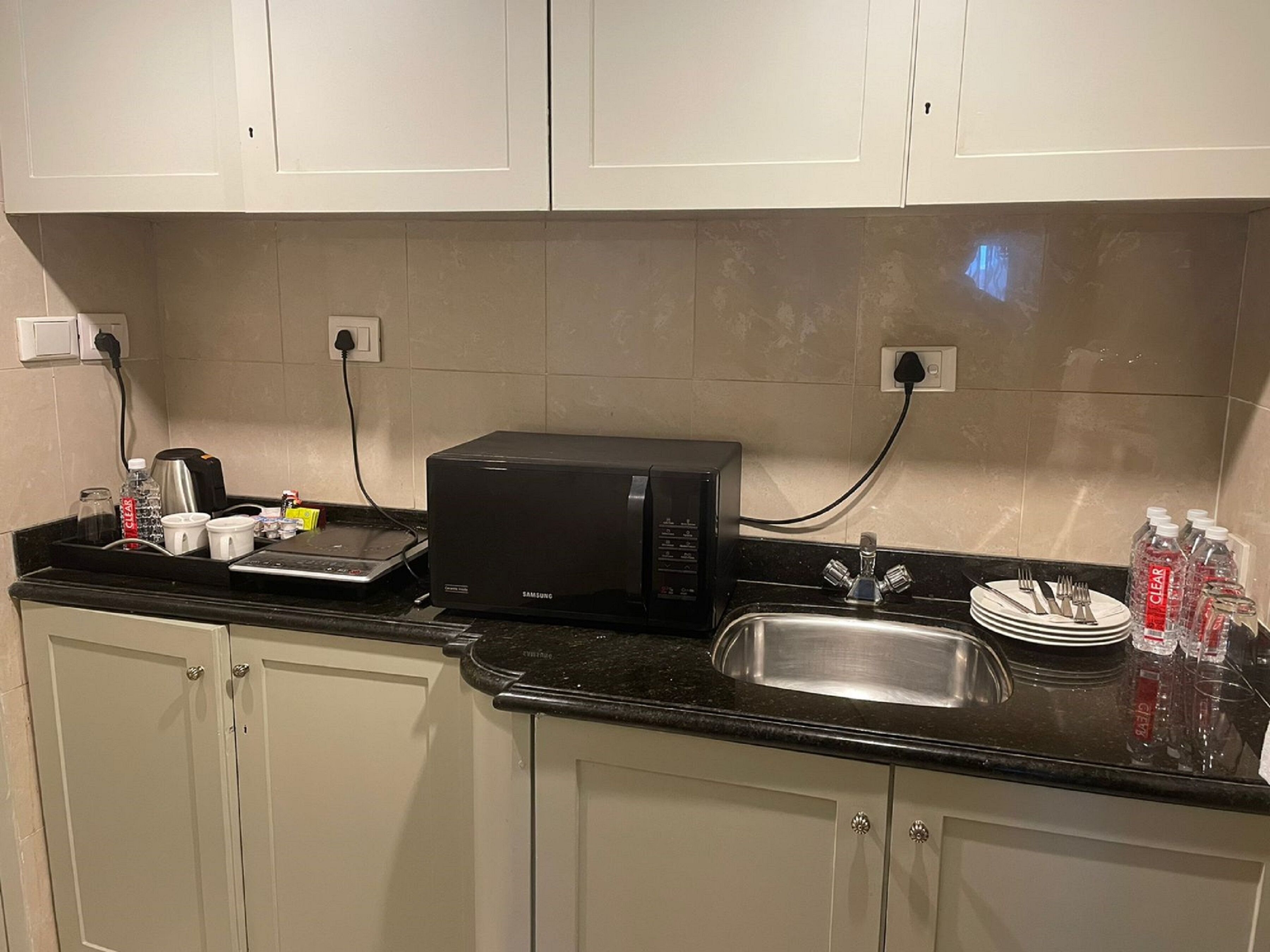 presidential suite | private kitchen | cookware/dishes/utensils