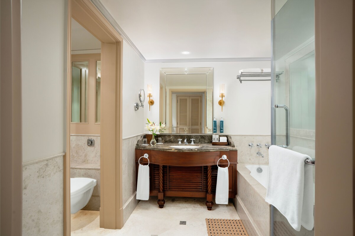 Baignoire et douche séparées, baignoire relaxante profonde