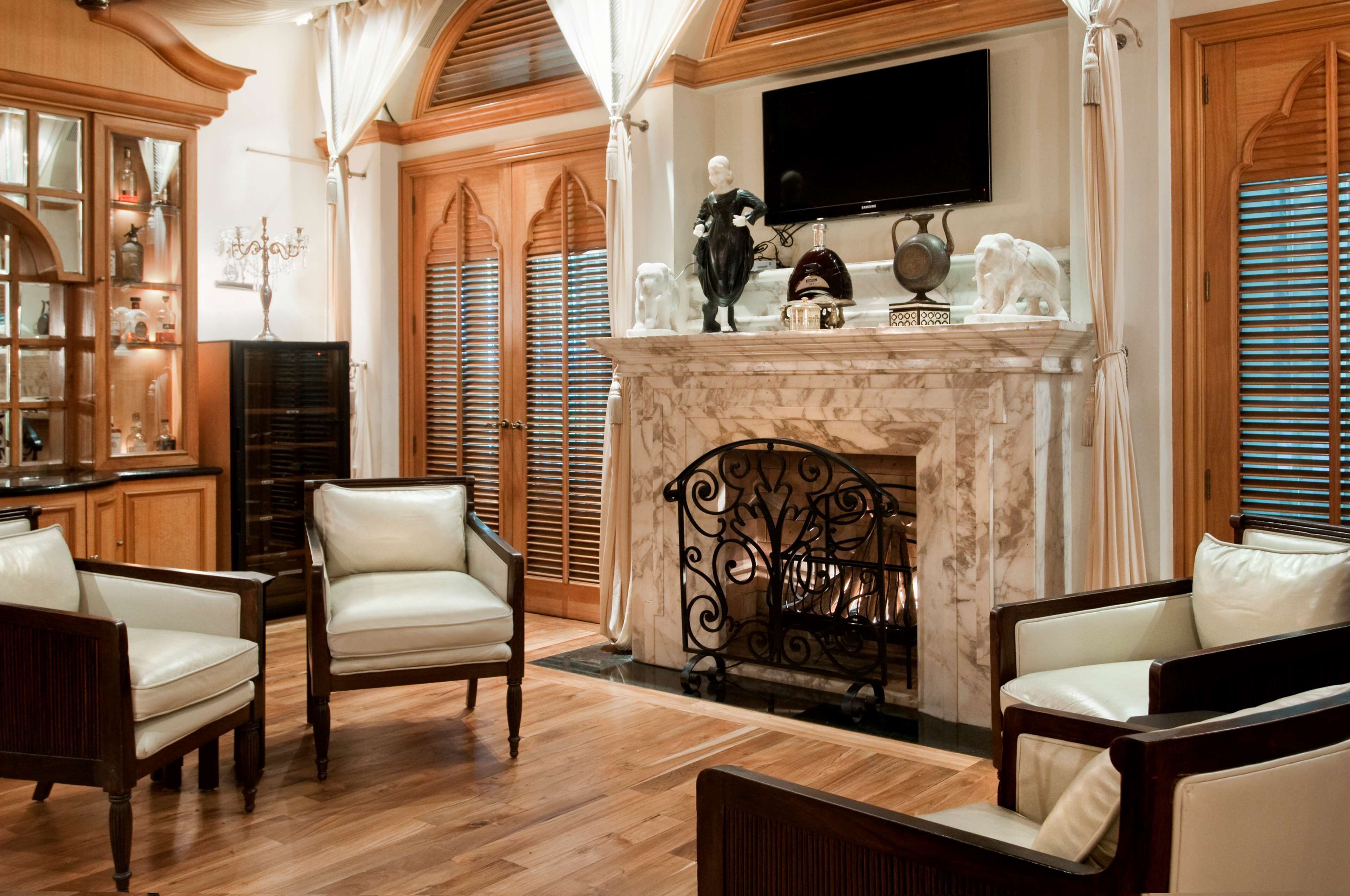 2 restaurants, breakfast, lunch, dinner served; chinese cuisine