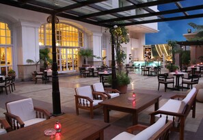 2 restaurants, breakfast, lunch, dinner served; Chinese cuisine - Hilton Mumbai International Airport  (Mumbai)