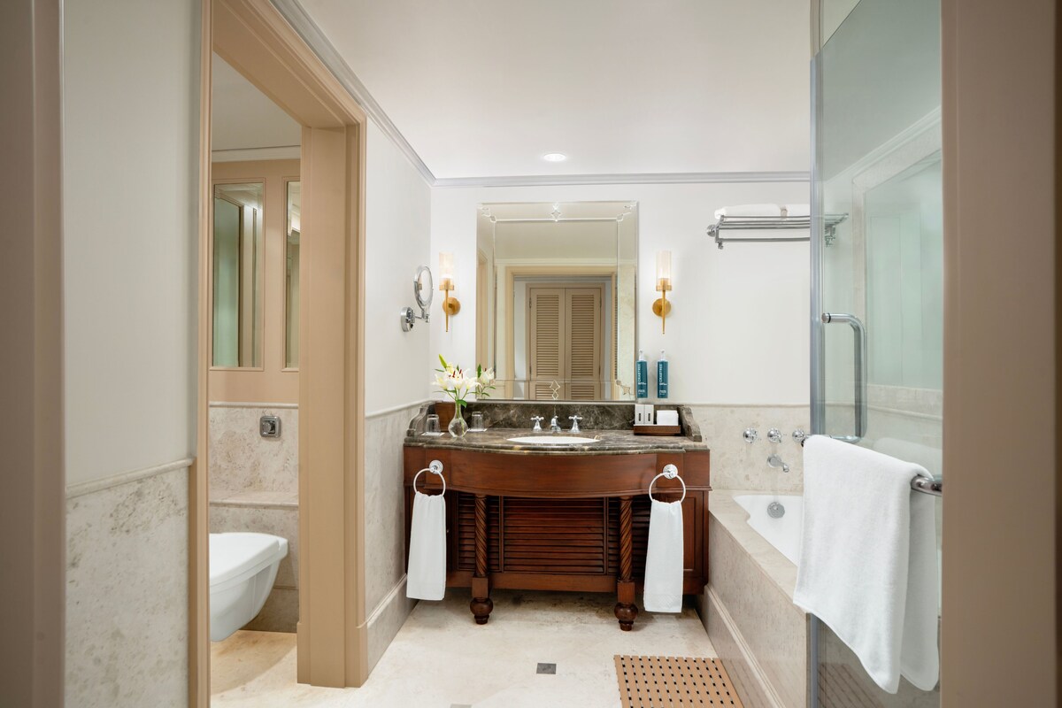 Baignoire et douche séparées, baignoire relaxante profonde