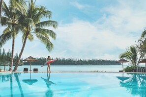 Piscine extérieure, cabanons gratuits, parasols de plage