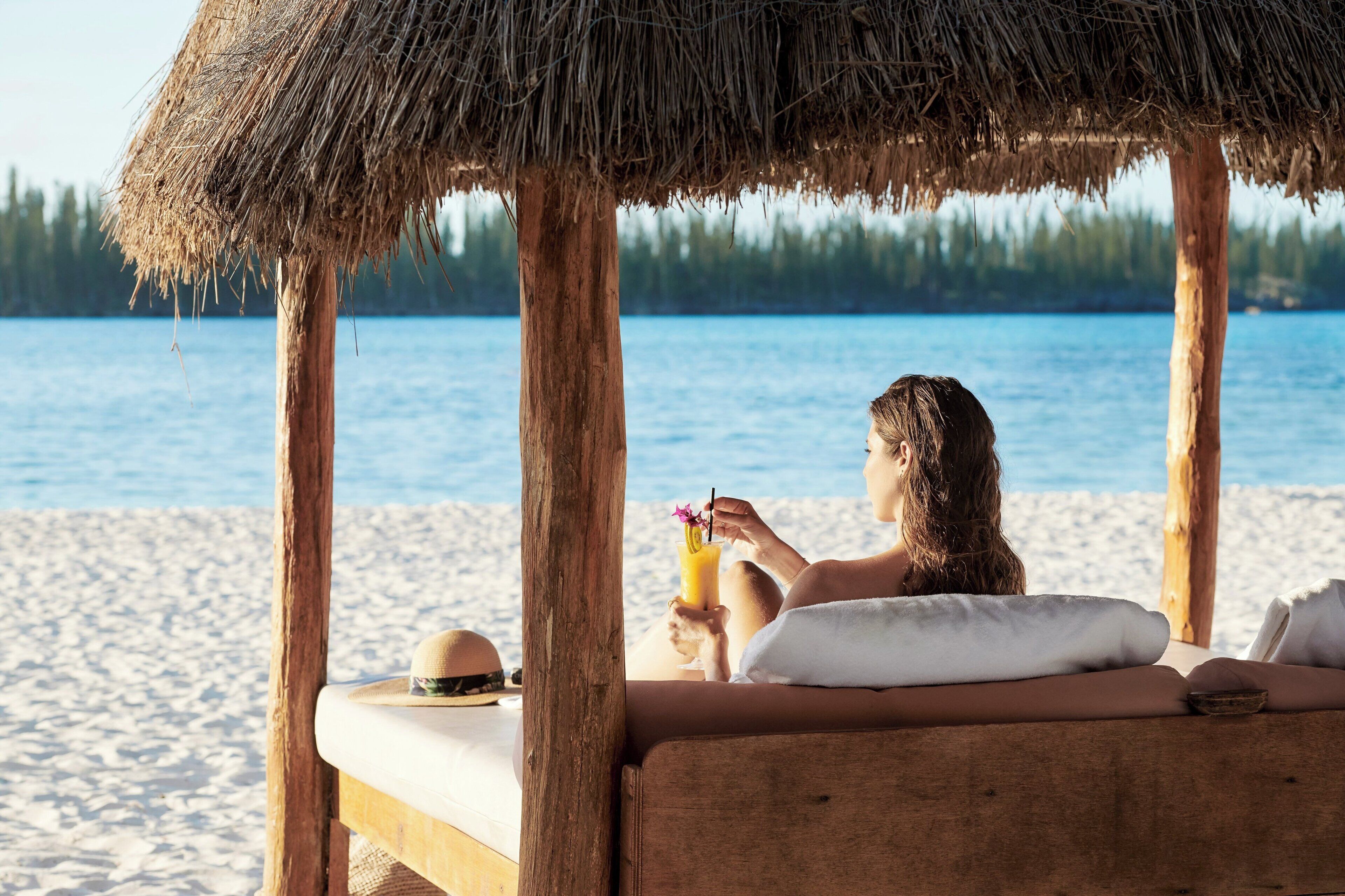En privat strand, hvidt sand, gratis strandhytter, liggestole