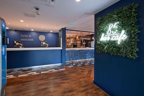 Bar (on property) - Travelodge Bracknell Central (Bracknell)