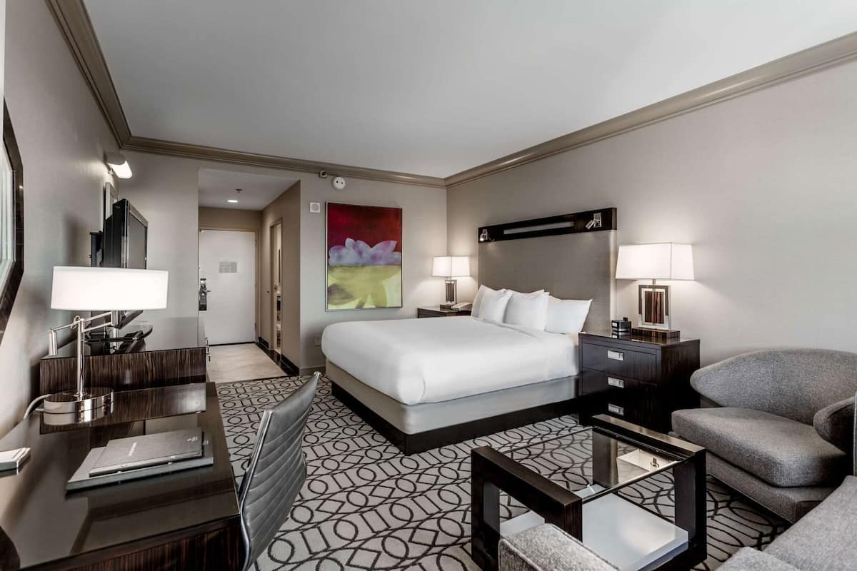 Premium bedding, in-room safe, desk, iron/ironing board