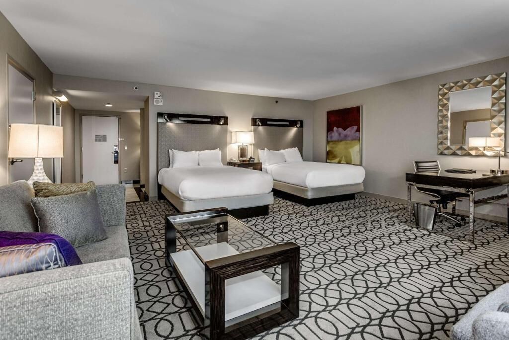 Luxe beddengoed, een kluis op de kamer, een bureau