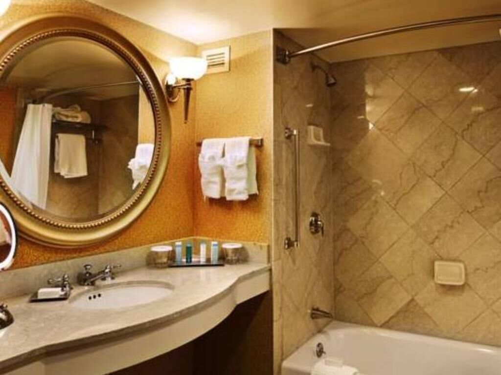 Badkamer | Een douche, gratis toiletartikelen, een haardroger, handdoeken