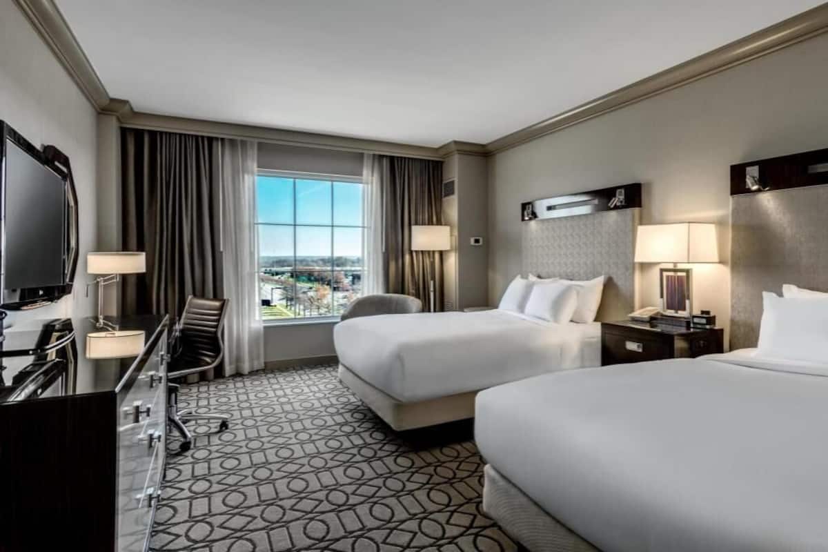 Premium bedding, in-room safe, desk, iron/ironing board