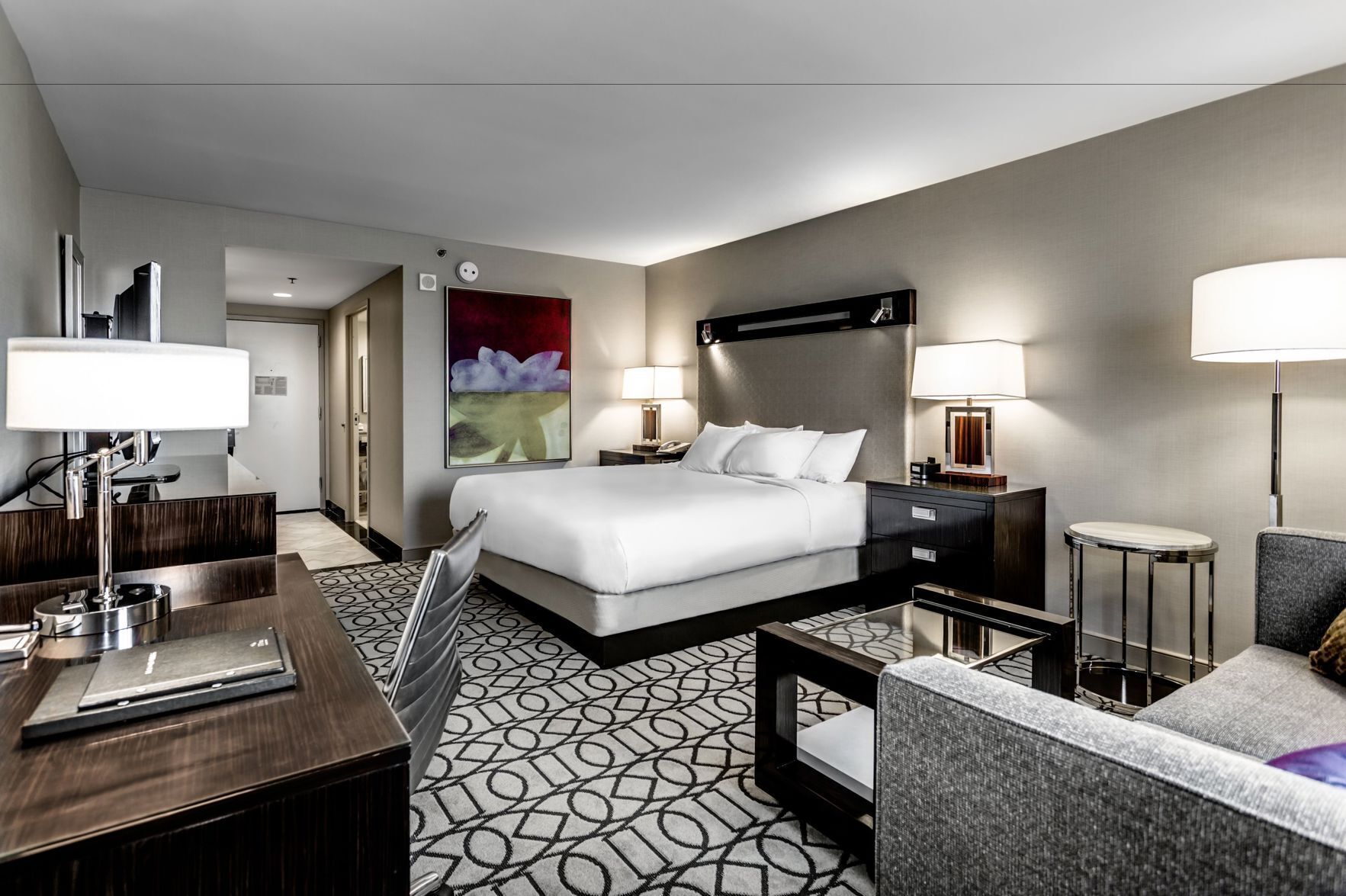 Luxe beddengoed, een kluis op de kamer, een bureau