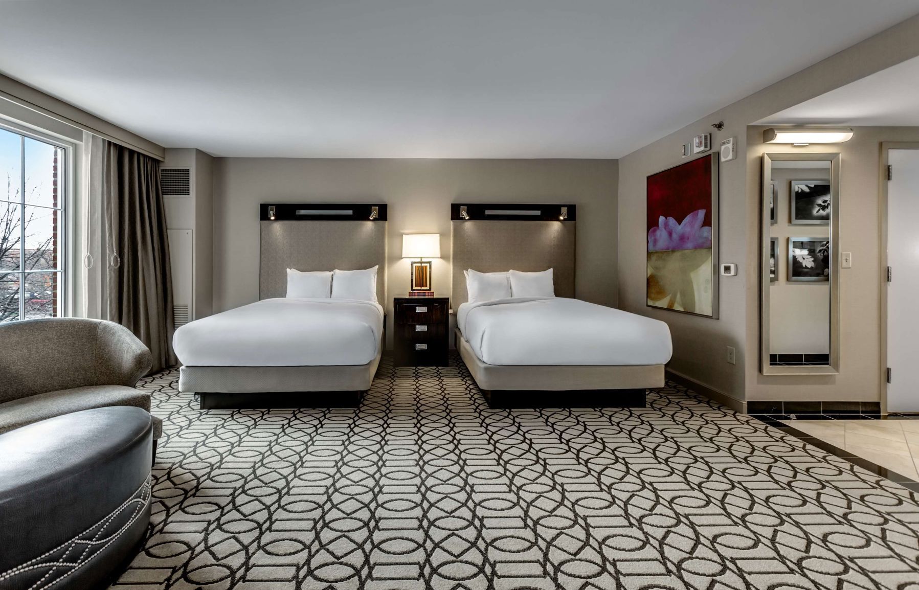 Luxe beddengoed, een kluis op de kamer, een bureau