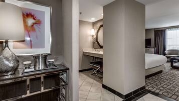 Ropa de cama de alta calidad y caja de seguridad en la habitación