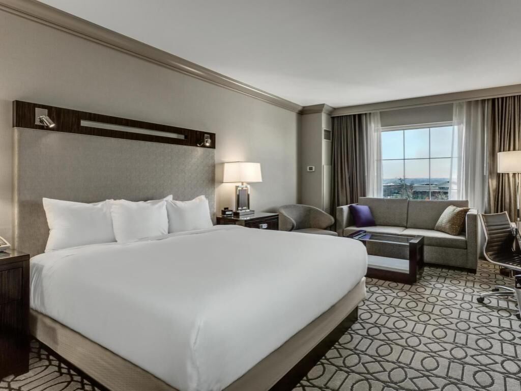 Luxe beddengoed, een kluis op de kamer, een bureau