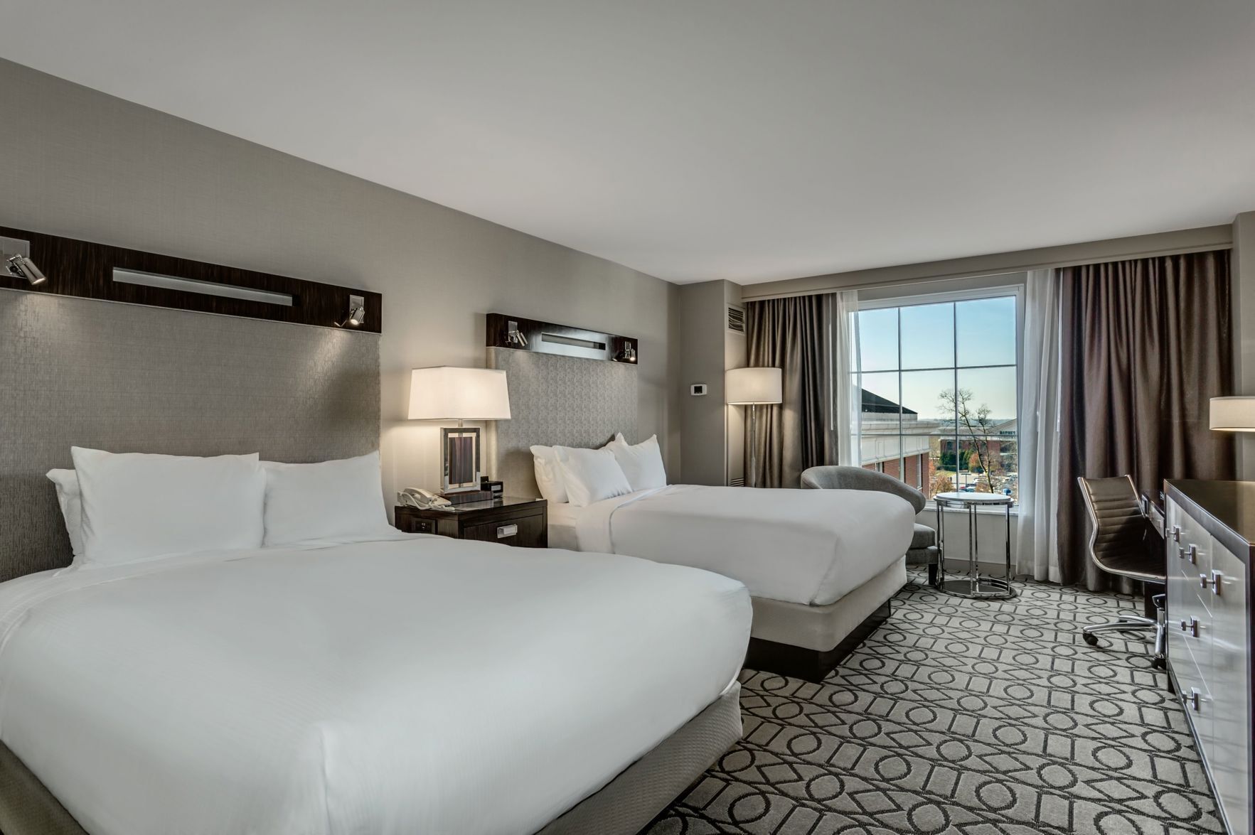 Luxe beddengoed, een kluis op de kamer, een bureau