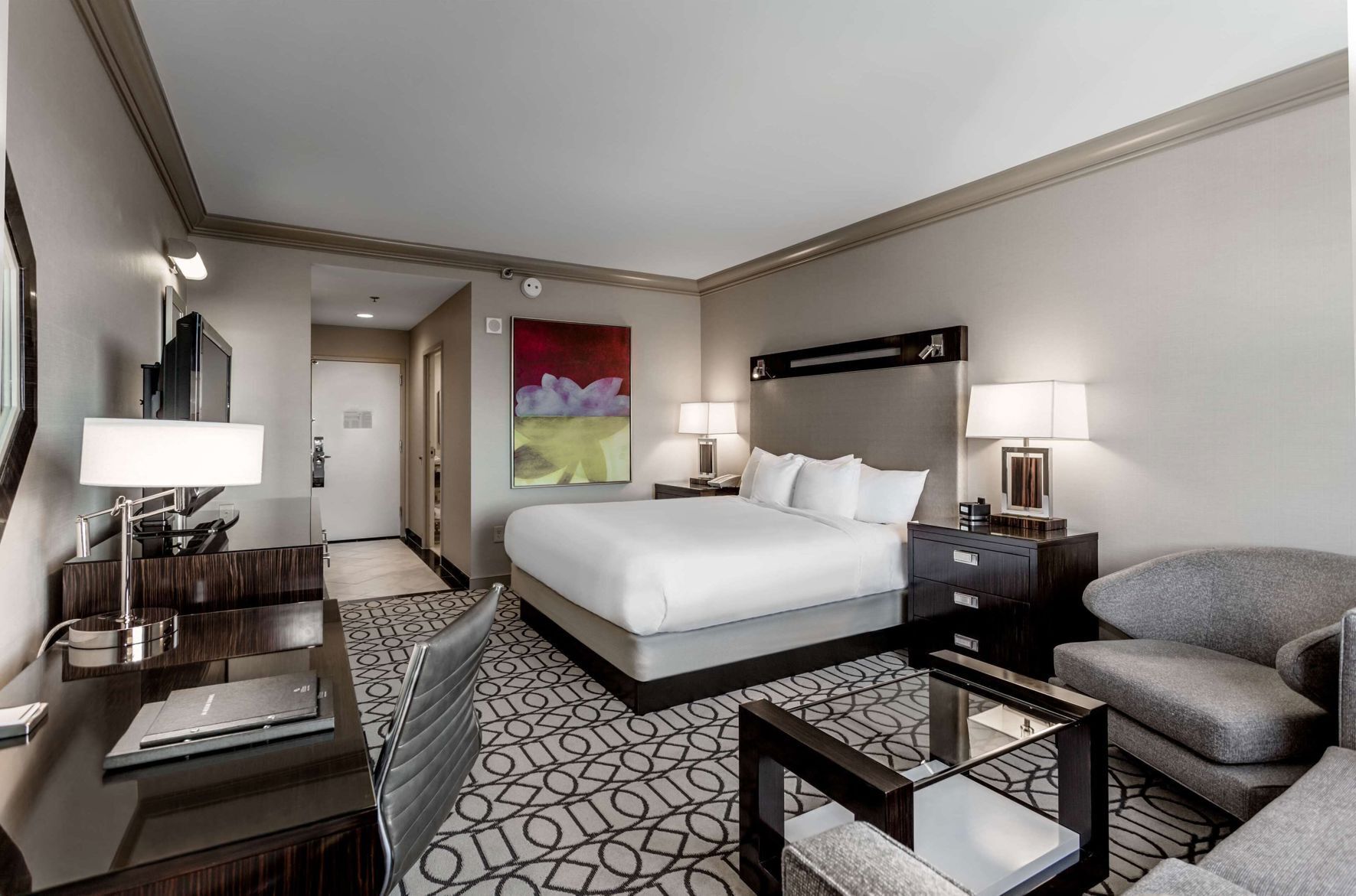 Luxe beddengoed, een kluis op de kamer, een bureau