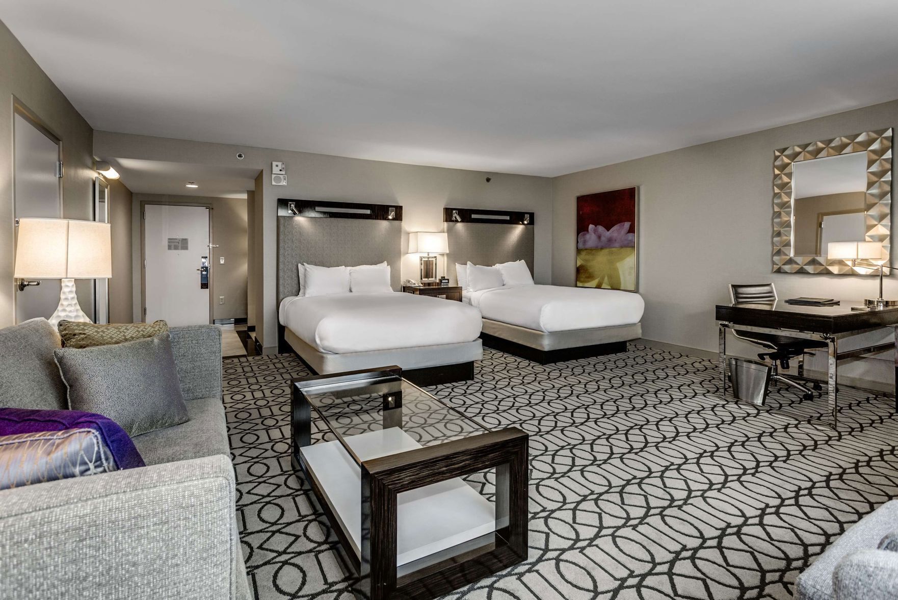 Luxe beddengoed, een kluis op de kamer, een bureau