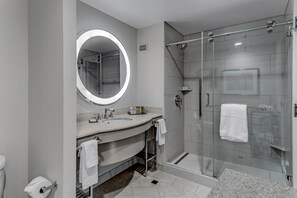 Shower, free toiletries, hair dryer, towels - Hilton Columbus at Easton (Columbus)