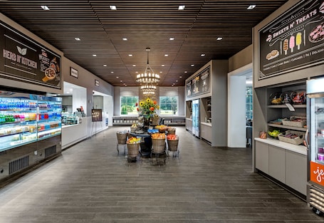 Desayuno continental diario (USD 20 por persona)