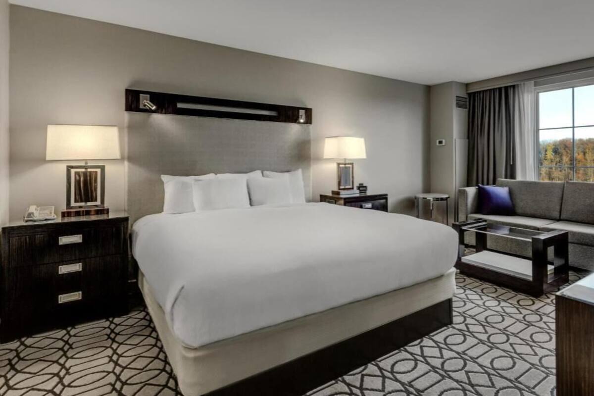 Premium bedding, in-room safe, desk, iron/ironing board