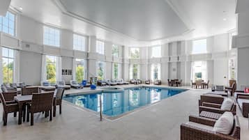 Una piscina cubierta