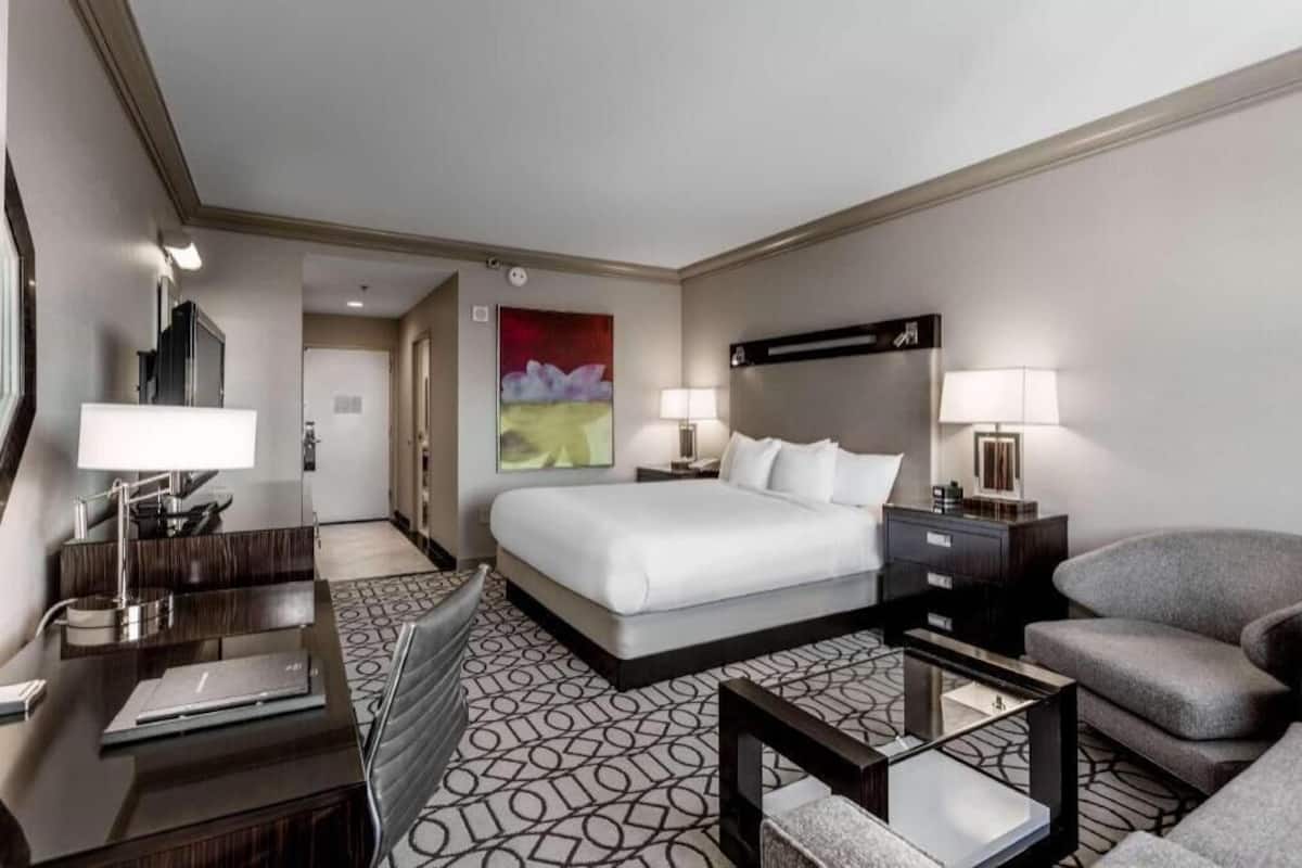 Premium bedding, in-room safe, desk, iron/ironing board