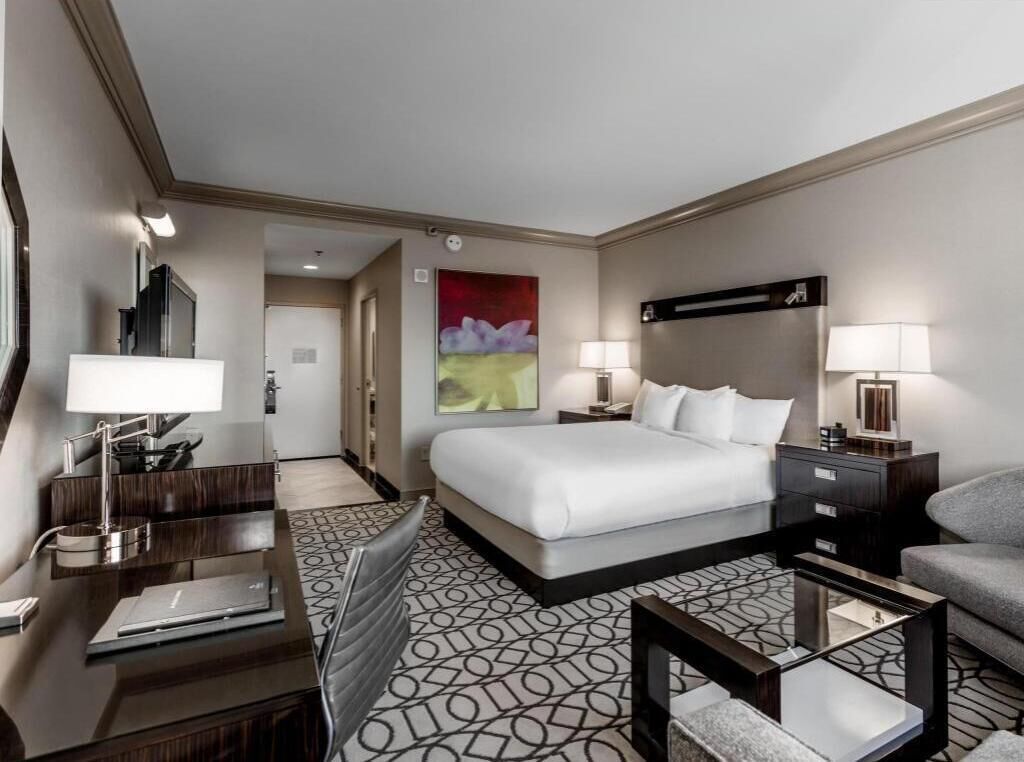 Luxe beddengoed, een kluis op de kamer, een bureau