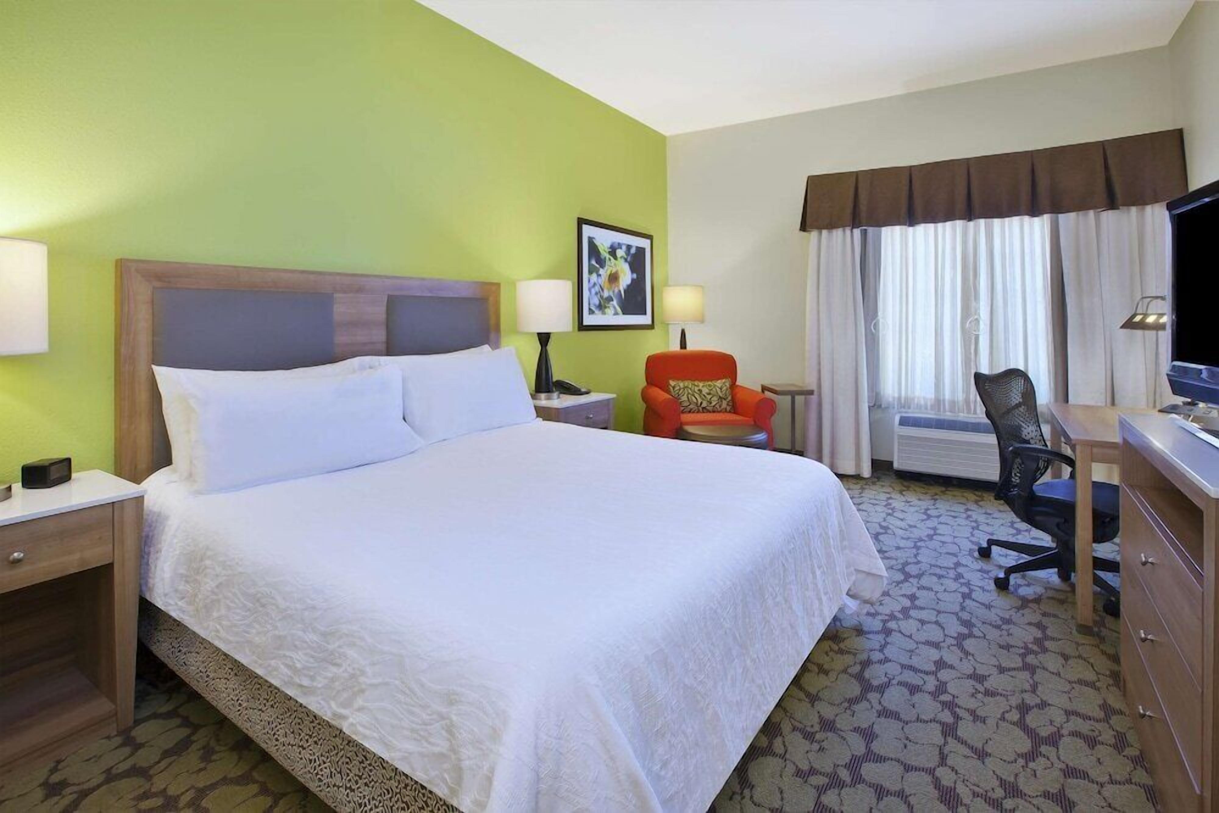 Premium bedding, iron/ironing board, free cribs/infant beds