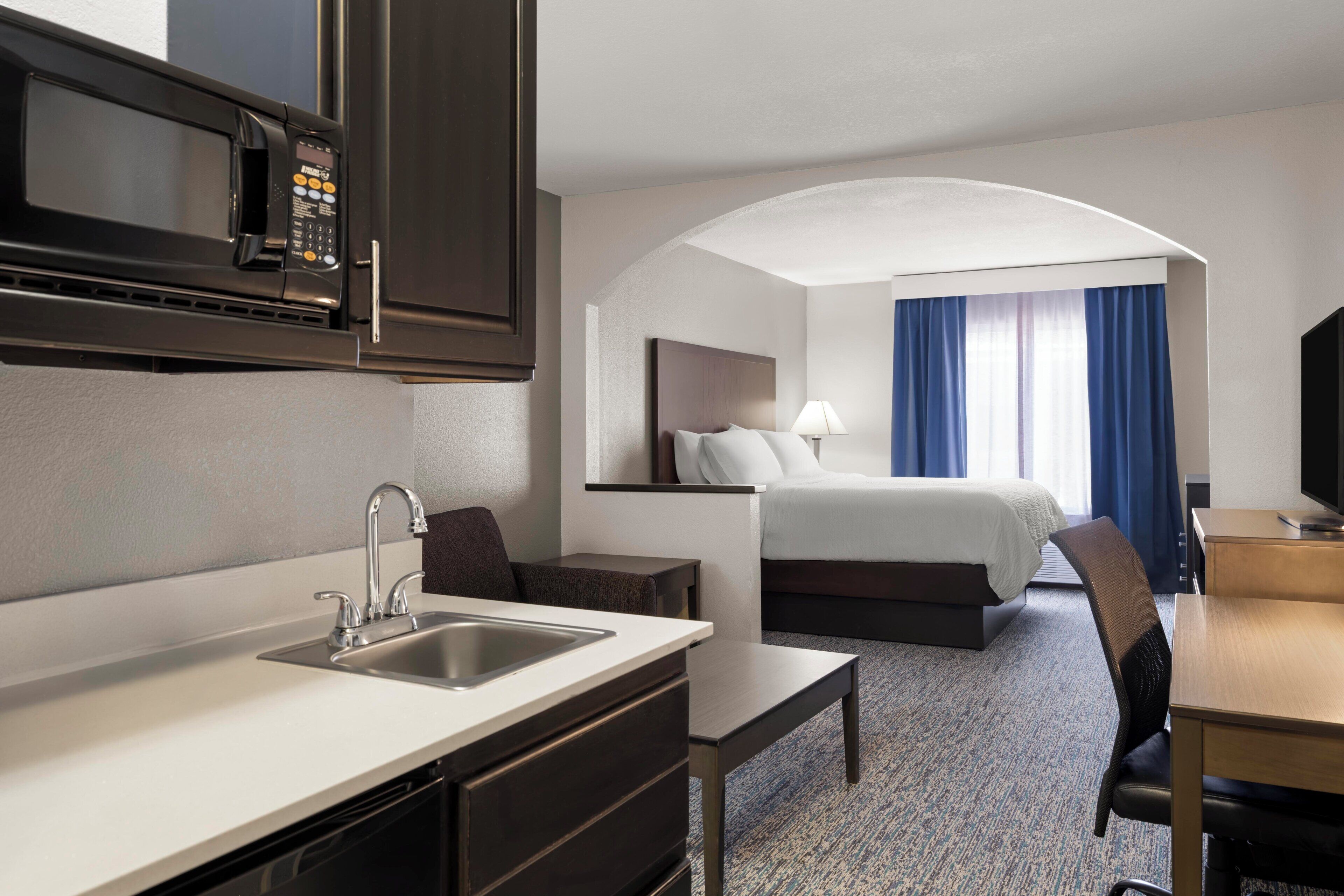 Suite, 1 Bedroom, Kitchenette | Egyptian cotton sheets, in-room safe, desk, iron/ironing board