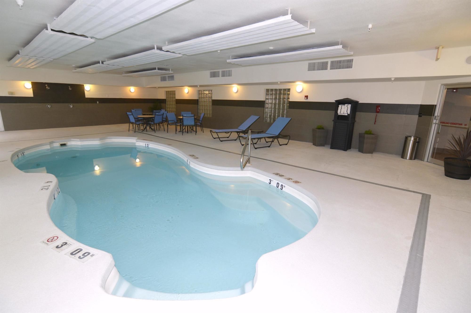 Sisäuima-allas, ulkouima-allas