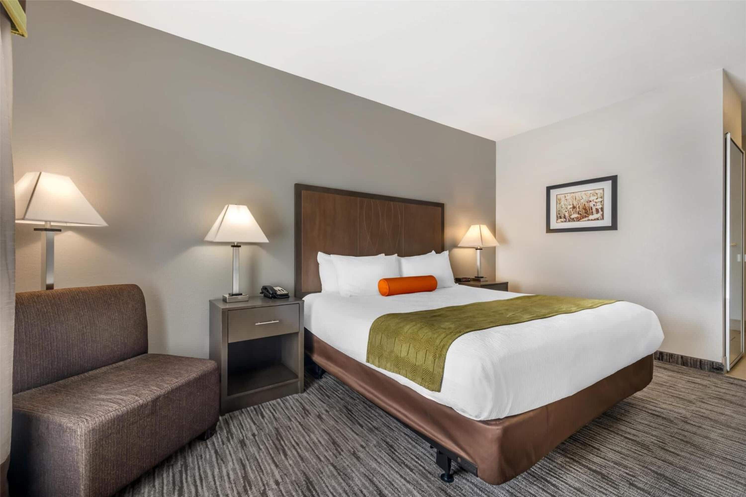 Egyptian cotton sheets, in-room safe, desk, iron/ironing board