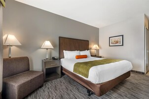 Sábanas de algodón egipcio y caja de seguridad en la habitación 